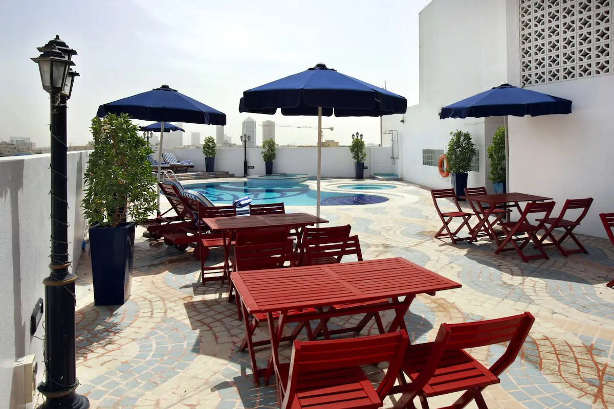 استخر هتل هاوارد جانسون بای ویندهام بر دبی